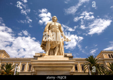 Statue de l'amiral, héros national grec Andreas Miaoulis, à la place de l'hôtel de ville d'Ermoupolis, l'île de Syros, Grèce. Banque D'Images