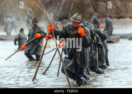 Pêcheurs de carpes tirant des filets récolte traditionnelle de carpes tchèques Pond Bosilec.Bohême du Sud, République tchèque pisciculture Banque D'Images