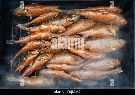 Douce chaude le poisson fumé sur le grill Banque D'Images