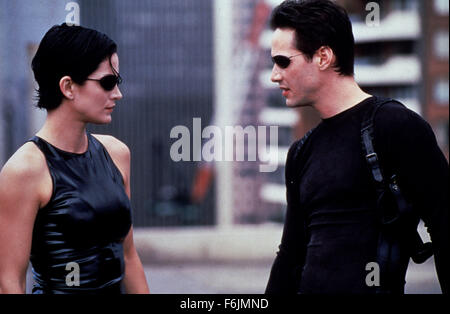 Jul 23, 2004 ; Hollywood, CA, USA ; (l-r) CARRIE-ANNE MOSS comme Trinity et Neo Keanu REEVES comme dans 'The Matrix' réalisé par Andy et Larry Wachowski. Banque D'Images