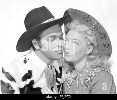 Nov 07, 2004 ; Los Angeles, CA, USA ; dossier Photo : 1954 Howard Keel avec BETTY HUNTON en film encore de 'Annie Get Your Gun". Singer Howard Keel, le baryton qui romanced son chemin à travers une série de comédies musicales de la MGM, tels que "Kiss Me Kate" et "Annie Get Your Gun" et plus tard repris sa carrière à la télévision en 'Dallas', est mort dimanche d'un cancer du côlon. Il était de 85. Keel studie shis lignes avant la performance. Banque D'Images