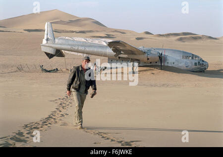 DATE DE SORTIE : Décembre 17, 2004. Titre du film : Vol 1. STUDIO : 20th Century Fox. Résumé : Un groupe de survivants d'écrasement sont échoués dans le désert Mongolien avec aucune chance de sauvetage. Face à un environnement brutal, diminution des ressources, et une attaque par les contrebandiers du désert, ils se rendent compte que leur seul espoir est de faire l'impossible... la construction d'un nouveau plan de l'épave de l'ancien. Sur la photo : Dennis Quaid comme francs villes. Banque D'Images