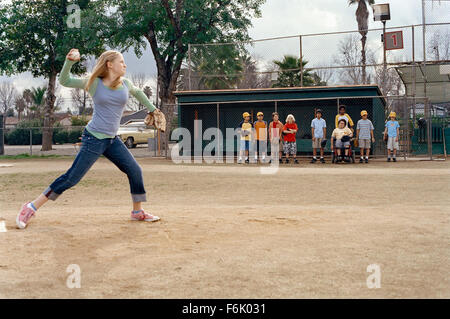 DATE DE SORTIE : 22 juillet 2005 TITRE DU FILM : Bad News Bears STUDIO : Detour Filmproduction PLOT : Morris Buttermaker (Thornton), un alcoolique dépose ravageurs travailleur et ancien joueur de baseball professionnel (pour un temps très court), est recruté pour encadrer et former une équipe de baseball à défaut de 12 ans qui est sur le point d'être expulsé de la ligue. Réalisé par Richard Linklater. Sur la photo : la pratique de l'équipe. (Crédit Image : c Paramount Pictures/photos) Banque D'Images