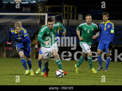 Lurgan, UK. 17 novembre 2015. L'Irlande du Nord Michael Duffy (11) se casse en avant pour l'Irlande du Nord dans le jeu à Mourneview Park, Lurgan, Irlande du Nord. David Hunter/Alamy Live News. Banque D'Images