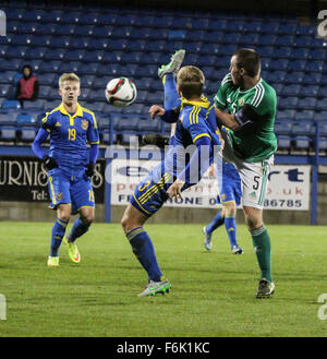 Lurgan, UK. 17 novembre 2015. L'Irlande du Nord Luc McCullough (5) et de l'Ukraine Oleksandr Svatok bataille pour la possession dans le jeu à Mourneview Park, Lurgan, Irlande du Nord. David Hunter/Alamy Live News. Banque D'Images