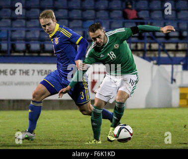 Lurgan, UK. 17 novembre 2015. L'Irlande du Nord Robbie McDaid (18) détient au large de l'Ukraine Oleksandr Svatok dans le jeu à Mourneview Park, Lurgan, Irlande du Nord. David Hunter/Alamy Live News. Banque D'Images