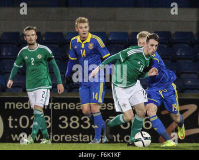 Lurgan, UK. 17 novembre 2015. L'Irlande du Nord Gavin Whyte (17) détient au large de l'Ukraine Oleksandr Zintchenko (19) dans le jeu à Mourneview Park, Lurgan, Irlande du Nord. L'Ukraine a gagné 2-1 avec les deux marqué marqués par Victor Kovalenko (14). David Hunter/Alamy Live News. Banque D'Images