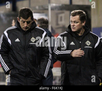 Lurgan, UK. 17 novembre 2015. L'Irlande du Nord U21 manager Jim Magilton (à droite) avec Declan Devine à Mourneview Park, Lurgan, Irlande du Nord. David Hunter/Alamy Live News. Banque D'Images