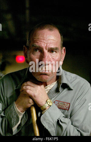 Jun 28, 2005 ; Hollywood, CA, USA ; acteur Pete Postlethwaite stars dans le Touchstone Pictures thriller 'Dark, de l'eau.' Réalisé par Walter Salles. Qui sortira le 8 juillet 2005. Crédit obligatoire : Photo par Touchstone Pictures. (Ac) Copyright 2005 by Courtesy of Touchstone Pictures Banque D'Images