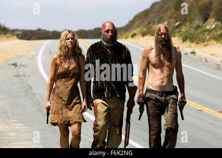 Juillet 22, 2005 ; Hollywood, CA, USA ; (L-R) : SHERI MOON ZOMBIE stars comme Bébé, SID HAIG comme capitaine Spaulding et BILL MOSELEY comme Otis dans le Rob Zombie écrit et réalisé horro/thriller, "The Devil's Rejects.' Crédit obligatoire : Photo par Lions Gate Films. (Ac) Copyright 2005 by Courtesy of Lions Gate Films Banque D'Images