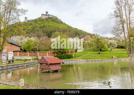 Château Bezdez, étang dans le village Bezdez, nuageux, printemps, gothique, romantique Banque D'Images