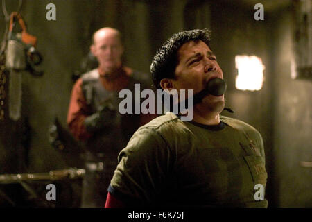 Jan 06, 2006 ; Prague, République tchèque ; l'acteur Jay Hernandez comme Paxton et Petr JANIS (arrière-plan) que l'allemand dans l'Sergeon Lions Gate Films horreur 'Hostel' réalisé par Eli Roth. Crédit obligatoire : Photo par Lions Gate Films. (Ac) Copyright 2006 by Courtesy of Lions Gate Films Banque D'Images