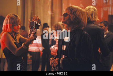 Mar 24, 2006 ; London, England, UK ; acteur LEO GREGORY fidèlement Brian Jones, co-fondateur du groupe rock, 'The Rolling Stones', et MONET MAZUR comme Pallenburg Anita dans le Stephen Woolley musique/drame biographique réalisé, 'Stoned.' Crédit obligatoire : Photo par numéro 9 Films Ltd.. (C) Copyright 2006 by Courtesy of Number 9 Films Ltd. Banque D'Images