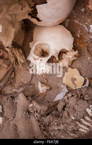 Crâne humain brisé et d'autres os (Chauchilla Cemetery, Pérou). Banque D'Images