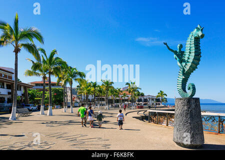 La promenade principale appelée Paseo Diaz Ordaz, El Centro, district de Puerto Vallarta avec Bahia de Banderas, Mexique Banque D'Images