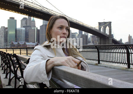 Mar 01, 2006 ; New York, NY, USA ; DATE DE SORTIE : 1 mars 2006. Réalisateur : Jeff Stanzler. STUDIO : divertissement numérique indépendant (indigents)/IFC Films. PLOT : Contre les anxiétés et les craintes d'Amérique après le 11 septembre, un chauffeur de taxi arabe prend une femme professionnelle en difficulté (Robin Wright Penn) avec des résultats inattendus. Sur la photo : L'actrice ROBIN WRIGHT PENN comme Phoebe. Crédit obligatoire : Photo de la misère. (C) Copyright 2006 by InDigEnt/IFC Films Banque D'Images