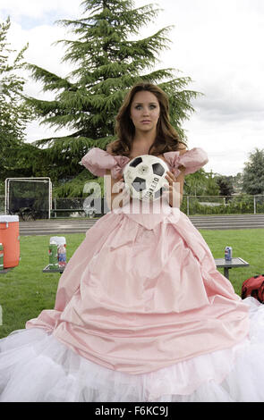 DATE DE SORTIE : Mars 17, 2006. Titre du film : Elle est l'homme. STUDIO : DreamWorks. Résumé : Quand son frère décide d'abandonner pour quelques semaines à Londres, Viola se dirige vers son pensionnat d'élite, se déguise en lui, et passe à l'automne pour l'un de ses coéquipiers de soccer. Sur la photo : Amanda Bynes comme Viola. Banque D'Images