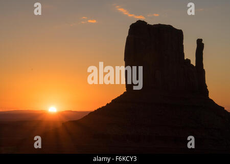 Lever du soleil sur la butte ouest Mitten in Monument Valley, Utah Banque D'Images