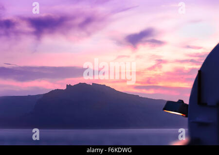 Coucher du soleil prises à partir d'un bateau sur la caldera au crépuscule sur la mer Egée, Fira, Grèce Banque D'Images