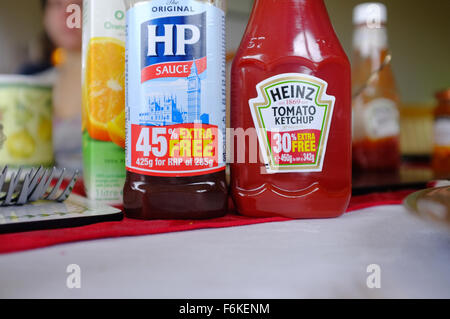 Une bouteille de sauce HP à côté d'une bouteille de sauce tomate sur une table de petit déjeuner. Banque D'Images