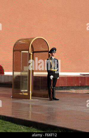 Un garde près du Tombeau du Soldat inconnu, Moscou, Russie. Banque D'Images