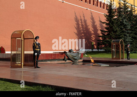 À côté des gardes tombe du Soldat inconnu sous les murs du Kremlin, Moscou, Russie. Banque D'Images