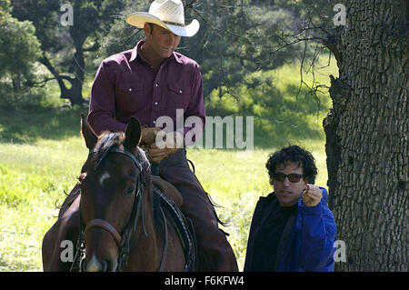 Sep 28, 2006 ; Los Angeles, CA, USA ; DATE DE SORTIE : Octobre 20, 2006. Réalisateur : Michael Mayer. STUDIO : 20th Century Fox. Résumé : Jeune Katie (Lohman) réclamations un cheval sauvage comme son propre comme un effort pour prouver à son père (McGraw) qu'elle est capable de prendre un jour sur le ranch familial. Directeur de la photo : MICHAEL MAYER reviews une scène avec star TIM McGRAW sur l'ensemble de FLICKA. Crédit obligatoire : Photo par Merrick Morton/20th Century Fox. (C) Copyright 2006 par la 20th Century Fox Banque D'Images