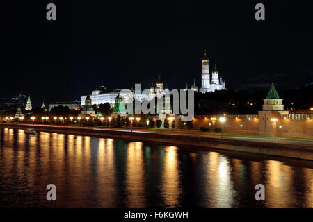 Vue de nuit sur le Kremlin comme vu de la pont Moskvoretsky Bolchoï au-dessus de la rivière Moskva, à Moscou en Russie. Banque D'Images