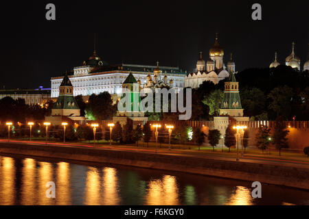 Vue de nuit sur le Kremlin comme vu de la pont Moskvoretsky Bolchoï au-dessus de la rivière Moskva, à Moscou en Russie. Banque D'Images