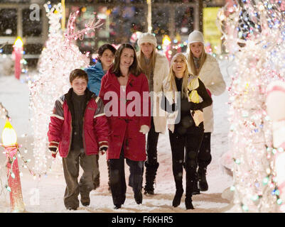 DATE DE SORTIE : Novembre 22, 2006. Titre du film : Deck the halls. STUDIO : 20th Century Fox. Résumé : Cette maison de la comédie est centrée autour de deux voisins dans une petite ville de la Nouvelle-Angleterre qui vont à la guerre quand l'un d'eux décide de décorer sa maison avec un si grand nombre de lumières de Noël qu'ils sont visibles depuis l'espace. Le quartier est à l'envers comme les familles essaient de découvrir le vrai sens de Noël. Sur la photo : DYLAN BLEU que Carter Finch, ALIA SHAWKAT comme Madison Finch, Kristin Davis comme Kelly Finch, SABRINA ALDRIDGE comme Emily Hall, Kristin Chenoweth comme Tia Hall et KELLY ADRIDGE Ashley Hall. Banque D'Images