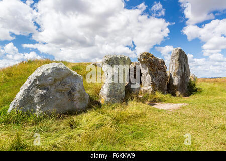 West Kennet Long Barrow sépulture néolithique préhistorique près d'Avebury, Wiltshire, Angleterre, Royaume-Uni, Europe. Banque D'Images