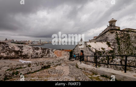 Vue de l'ancien fort Fortaleza de San Carlos de la Cabana, à La Havane, scène de rue, La Habana, Cuba, Caraïbes, Amérique du Nord, Banque D'Images