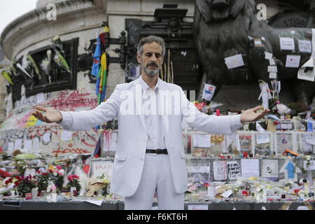 Paris, France. 17 novembre 2015. Un mann dispose d'embrassades au mémorial pour les personnes tuées lors de l'attaques de Paris à la place de la République, à la console. Les Parisiens et les touristes continuent de visiter les mémoriaux pour les personnes tuées lors de l'attaques terroristes à Paris, de fixer des fleurs et des bougies et de payer leur respect. Plus de 130 personnes ont été par les terroristes de l'État islamique. Banque D'Images