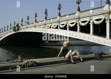 16 mai 2007 - Paris, FRANCE - DATE DE SORTIE : 25 mai 2007. Réalisateur : Luc Besson. STUDIO : Europa Corp./Sony Pictures Classics. Résumé : Une belle femme aide un fraudeur inepte obtenir son jeu ensemble. Sur la photo : L'actrice RIE RASMUSSEN, Angel-A. (Crédit Image : c Sony Pictures Classics) RESTRICTIONS : Il s'agit d'une distribution publique du film, de la télévision ou de publicité photographie. Non-usage éditorial peut nécessiter d'autres jeux. Banque D'Images