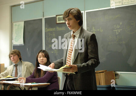 DATE DE SORTIE : août 2007. Titre du film : La science de fusée. STUDIO : HBO Films. Résumé : à la recherche des réponses aux grandes questions de la vie, un garçon bégaiement se joint à l'équipe de débat de son école. Sur la photo : REESE THOMPSON que Hal Hefner. Banque D'Images