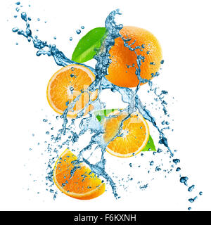 Les oranges avec de l'eau splash isolé sur le fond blanc. Banque D'Images