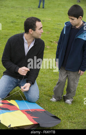 DATE DE SORTIE : Décembre 14, 2007. Titre du film : The Kite Runner - STUDIO : DreamWorks SKG. Résumé : Après avoir passé des années en Californie, Amir retourne à sa patrie en Afghanistan pour aider son vieil ami Hassan, dont le fils est en difficulté. Sur la photo : KHALID ABDALLA comme Amir et ALI BAKHTYARI danois comme Sohrab. Banque D'Images