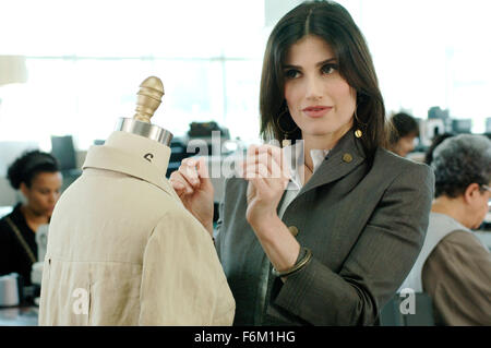 DATE DE SORTIE : Novembre 11, 2007. STUDIO : Walt Disney Pictures. PLOT : un conte de Disney classique entre en collision avec le New York City dans l'histoire d'une princesse de conte du passé qui n'est poussée dans l'actuelle par une reine maléfique. Peu après son arrivée, la princesse Giselle commence à changer son point de vue sur la vie et l'amour après avoir rencontré un bel avocat. Sur la photo : Idina Menzel. Banque D'Images