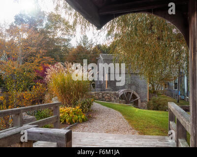 Dexter Grist Mill, Sandwich, Cape Cod, Massachusetts USA avec roue à eau et bois undershot millrace en automne couleurs d'automne. Banque D'Images