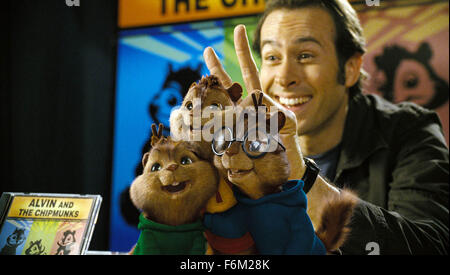 DATE DE SORTIE : Décembre 14, 2007. Titre du film : Alvin et les Chipmunks - STUDIO : Regency Enterprises/Fox 2000 Pictures. Résumé : Basé sur la série de dessins animés des années 1980 à propos d'un groupe de musique composé de tamias chef de groupe espiègle Alvin ; grand et calme ; Simon et grassouillet, Theodore impressionnables. Sur la photo : ROSS BAGDASARIAN Jr. comme la voix de Simon (à gauche) et Justin long que la voix d'Alvin (centre), JANICE KARMAN comme la voix de Theodore et JASON LEE comme Dave. Banque D'Images