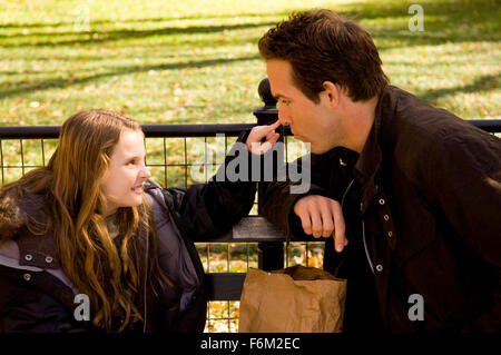 DATE DE SORTIE : Janvier 24, 2008. Titre du film : Certainement, peut-être. STUDIO : Universal Pictures. PLOT : Un consultant politique tente d'expliquer son divorce imminent et les relations passées de sa fille de 11 ans. Sur la photo : ABIGAIL BRESLIN, 10 ans, Maya Hayes veut tout savoir sur la façon dont son père, ( joué par Ryan Reynolds), et mère est tombée dans l'amour. Banque D'Images