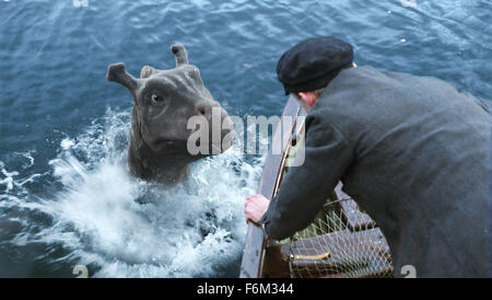 DATE DE SORTIE : Décembre 25, 2007. Titre : Le cheval de l'eau : Légende de la profondeur. STUDIO : Revolution Studios. Résumé : L'histoire d'un jeune garçon qui ramène à la maison un œuf magique, et se retrouve bientôt soulevant une étonnante créature : le mythique 'cheval' de l'eau lore écossais. Sur la photo : Crusoé, le personnage titre. Banque D'Images