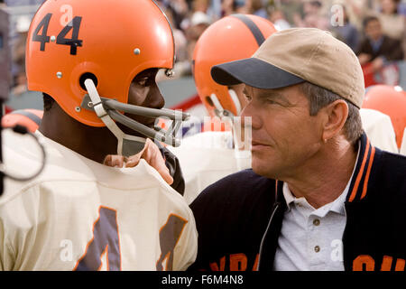 DATE DE SORTIE : Octobre 10, 2008. Titre du film : L'Express. STUDIO : Universal Pictures. Résumé : L'histoire de vie de l'Ernie Davis, le premier joueur noir à gagner le Trophée Heisman, dont la carrière de la NFL a été écourtée par la leucémie. Sur la photo : Dennis Quaid comme entraîneur Ben Schwartzwalder ROB BROWN, Ernie Davis. Banque D'Images