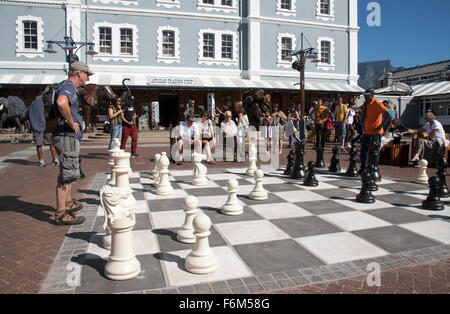 Les joueurs bénéficient d'un jeu d'échecs de la rue sur le bord de l'eau à Cape Town Afrique du Sud Banque D'Images