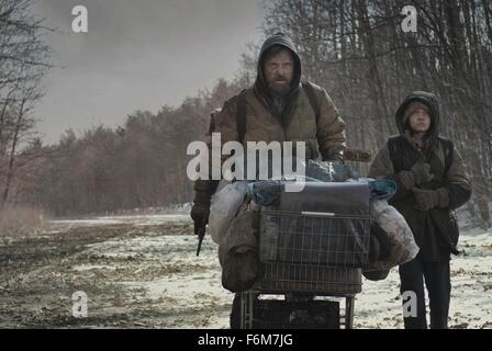 DATE DE SORTIE : janvier 2009 . Titre du film : la route. STUDIO : Dimension Films . Résumé : Une histoire post-apocalyptique d'un homme et son fils tentent de survivre par tous les moyens possibles. Sur la photo : comme l'homme de Viggo Mortensen et KODI SMIT-MCPHEE comme le garçon. Banque D'Images