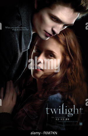 DATE DE SORTIE : 21 novembre 2008. Titre du film : Twilight. STUDIO : Crépuscule Productions. Résumé : Une adolescente tout risques quand elle tombe en amour avec un vampire. Sur la photo : affiche de film. Banque D'Images