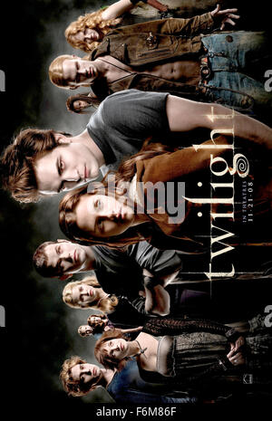 DATE DE SORTIE : Novembre 21, 2008. Titre du film : Twilight. STUDIO : Sommet mondial de divertissement. Résumé : Bella Swan est un maladroit, genre avec un adolescent timide don pour se mettre dans le pétrin. Edward Cullen est un système intelligent, beau vampire qui tente de cacher son secret. Contre toute attente, les deux tombent amoureux, mais un pack de trackers assoiffés de sang et la désapprobation de leurs parents et amis les séparer ? Sur la photo : . Banque D'Images