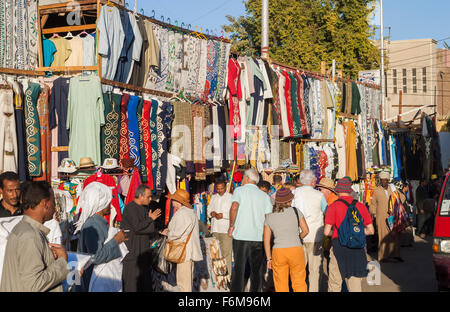 Piscine animé marché de souvenirs locaux à Edfu, Haute Égypte sur une journée ensoleillée avec ciel bleu, à vendre des tissus et des vêtements Banque D'Images