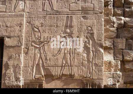 Reliefs muraux dans le Temple de Khnoum, Esna, Haute Egypte Banque D'Images