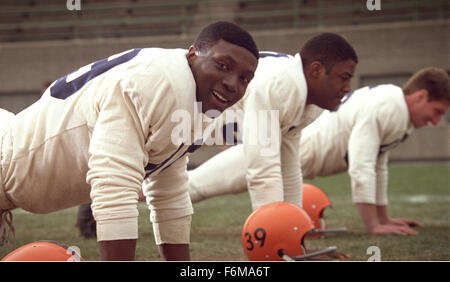 DATE DE SORTIE : Octobre 10, 2008. Titre du film : L'Express L'Express : l'aka Ernie Davis Story. STUDIO : Universal Pictures. Résumé : L'histoire de vie de l'Ernie Davis, le premier joueur noir à gagner le Trophée Heisman, dont la carrière de la NFL a été écourtée par la leucémie. Photo : Rob BROWN, Ernie Davis. Banque D'Images